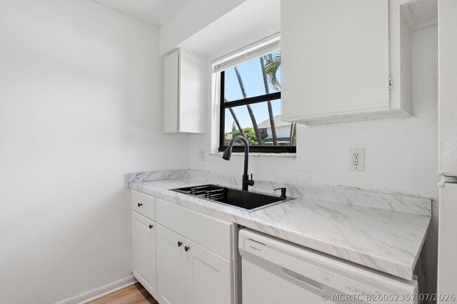 Building Photo - 2305 Seaside Dr