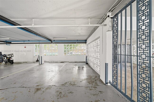 Building Photo - 1340 Lincoln Rd
