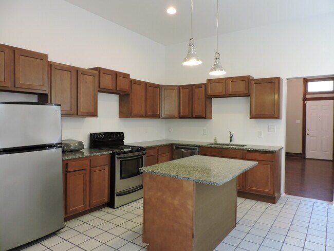 Building Photo - Beautiful 4 bed/1.5 bath Rental Mins. from...