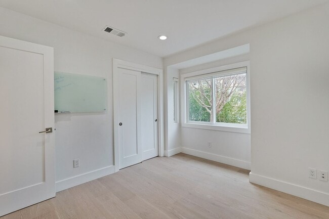 Building Photo - Gorgeous 4 Bed 3 Bath House on a Corner Lot!