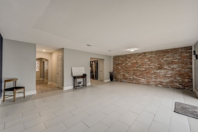 Building Photo - 13194 Trail Hollow Dr