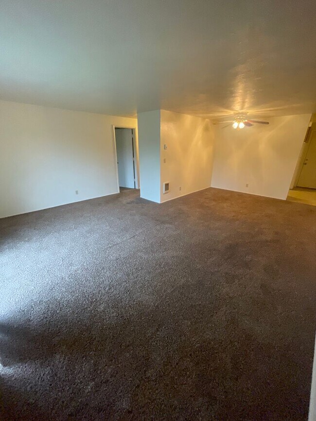 Building Photo - Large 2 Bedroom over looking the Golf Course!