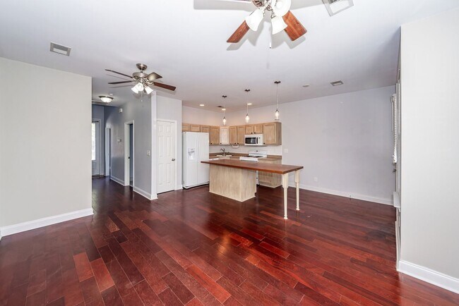 Building Photo - 3 Bedroom, 2.5 Bathroom Townhome in Oak Terrace Preserve - Park Circle