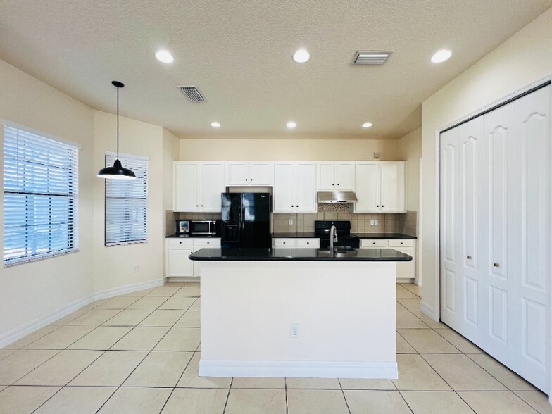 Building Photo - 10441 Stapeley Dr