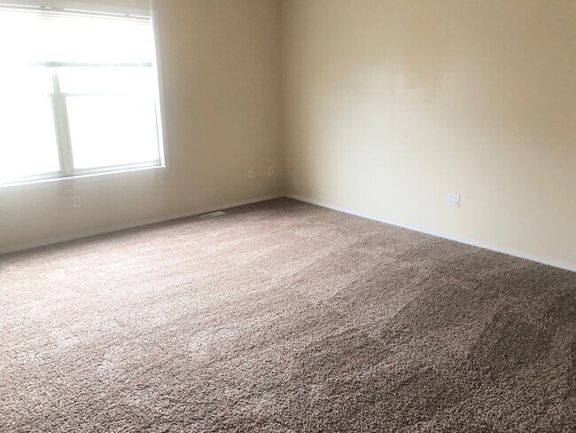 Building Photo - Beautiful 3BR, 2.5 bath townhouse in north Normal. Over 2300 square feet. New carpet throughout. ...