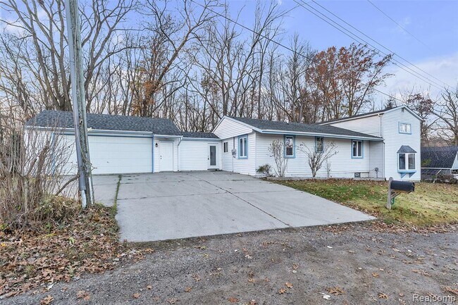 Building Photo - 8165 Leonard Dr