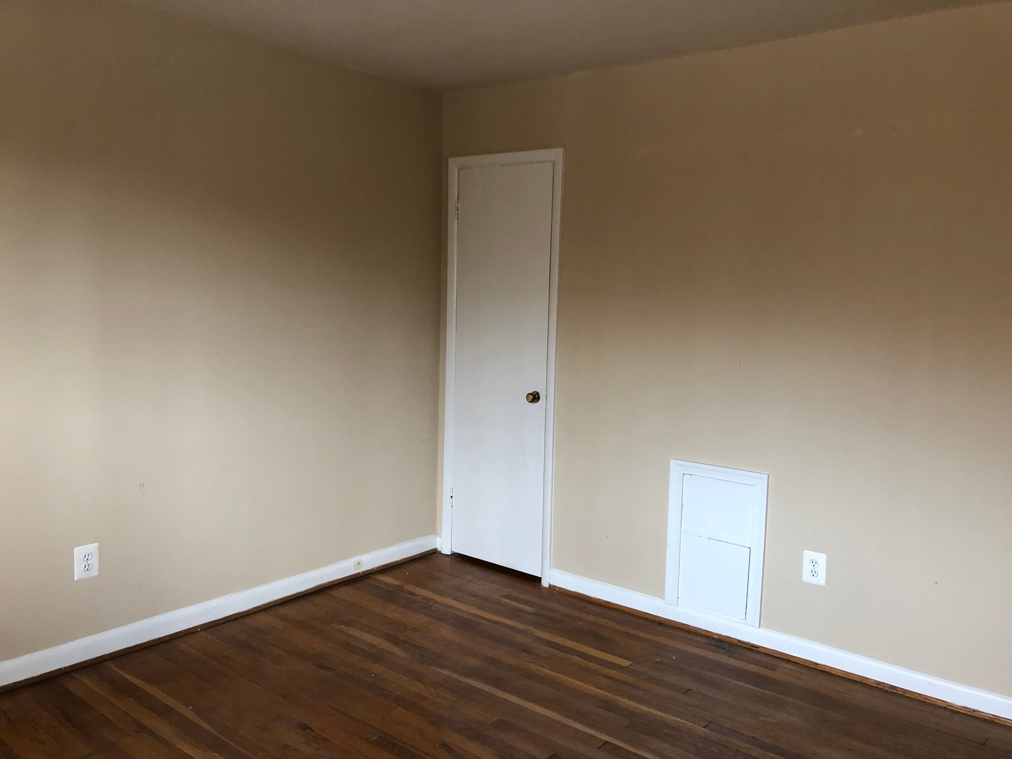 bedroom - 10500 Montrose Ave