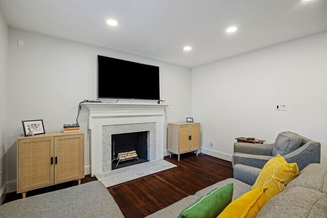 Building Photo - Beautiful 4 Bedroom Home off Of Cutshaw Ave! ***Available Early August 2026***
