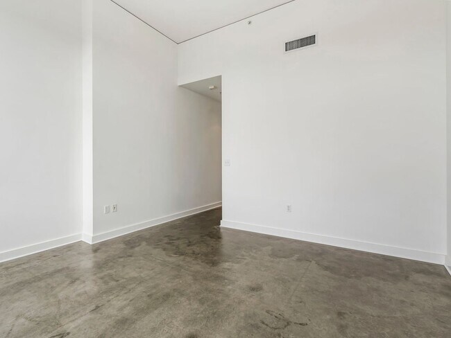 Building Photo - The Civic - 2 bed/2 bath, east facing 16th...