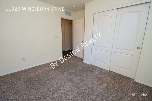 Building Photo - Rancho Marana 3 Bed 2 Bath + Den