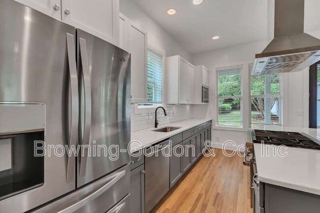 Building Photo - 1137B Kirkland Ave