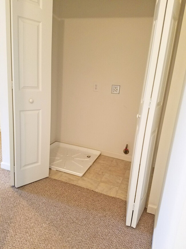 Building Photo - Attractive & Spacious 3 Br 2.5 Bath w/ Gar...