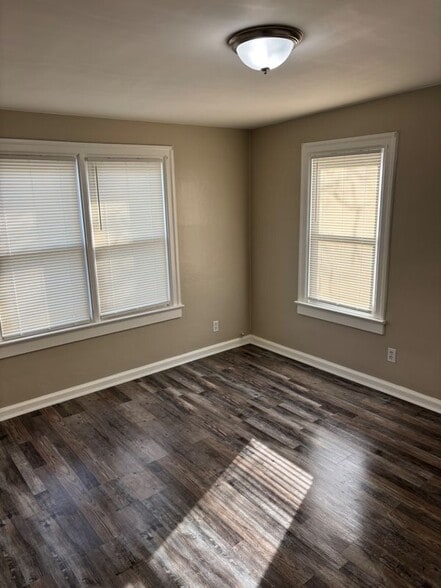 Building Photo - 207 W Main St