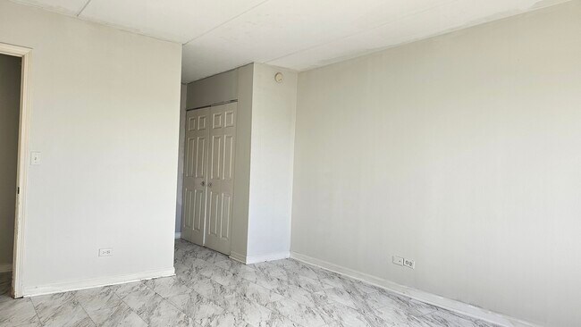 Building Photo - 5011 Valley Ln