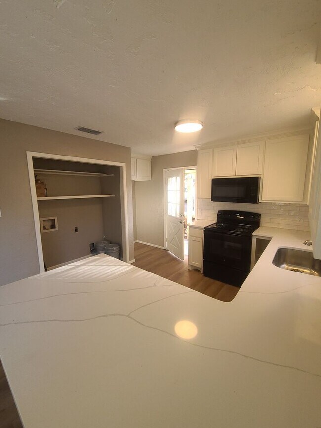 Building Photo - 2/1.5 covered parking, fireplace