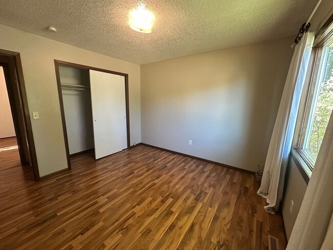 Building Photo - 3 Bedroom Home