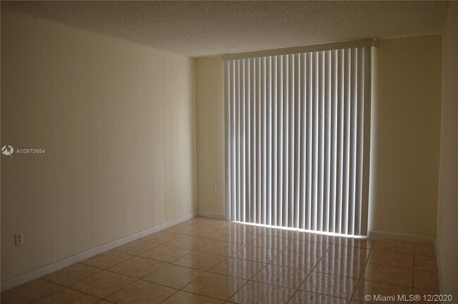 Building Photo - 9320 Fontainebleau Blvd