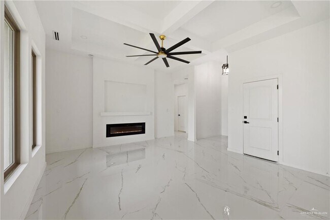 Building Photo - 2613 E Comal Rd