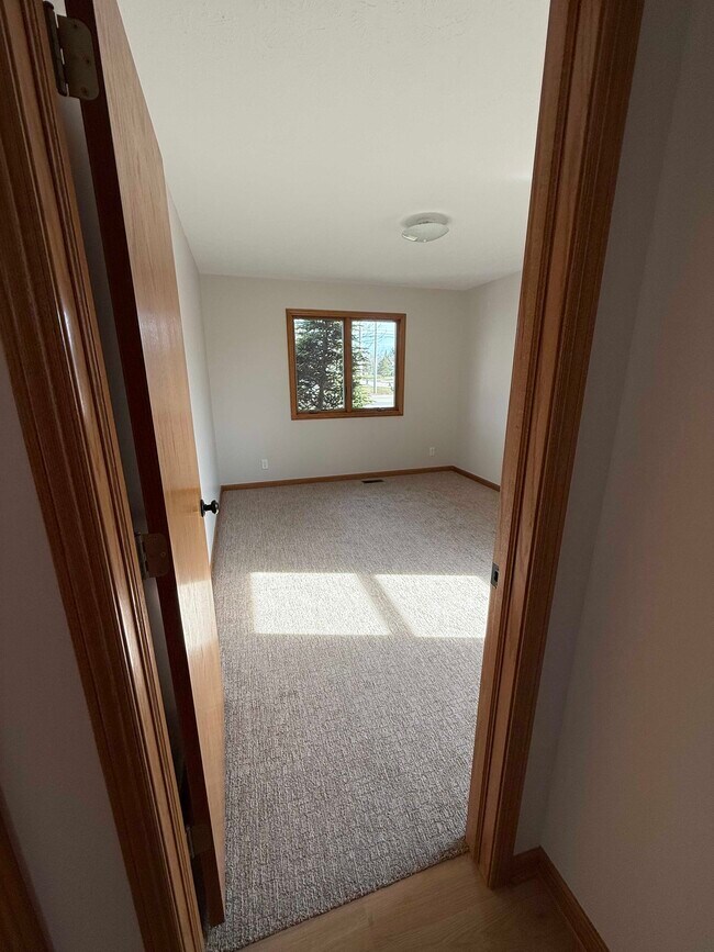 Building Photo - 8197 Cottonwood Dr