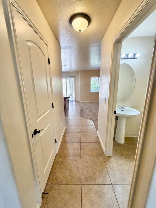Building Photo - Fossil Hills #51-Beautiful town home near little valley