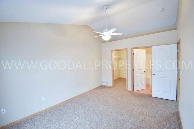 Building Photo - RENT SPECIAL!!! 2 Bedroom 2.5 Bath Townhome in Urbandale with attached two car garage.