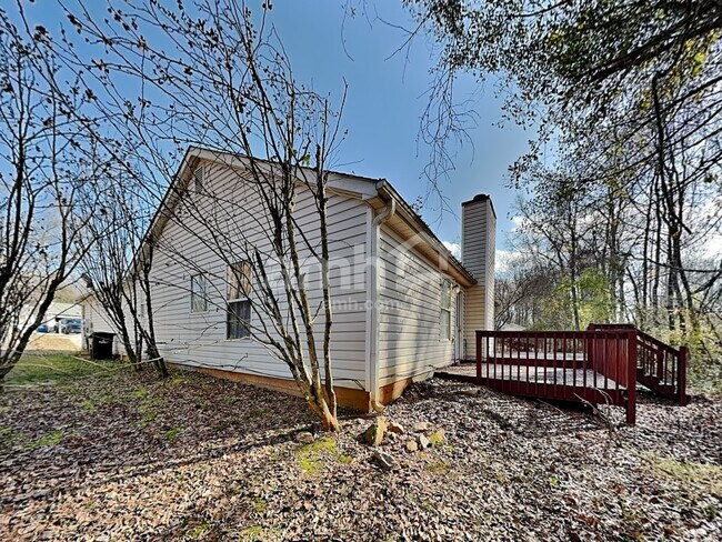 Building Photo - 271 Village Dr