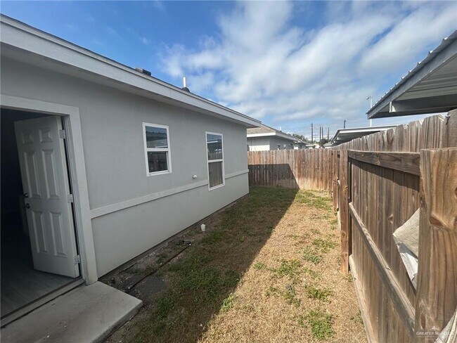 Building Photo - 1723 Stauffers St