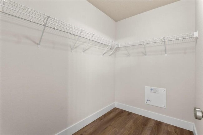 Building Photo - 410 Bandstand Ln