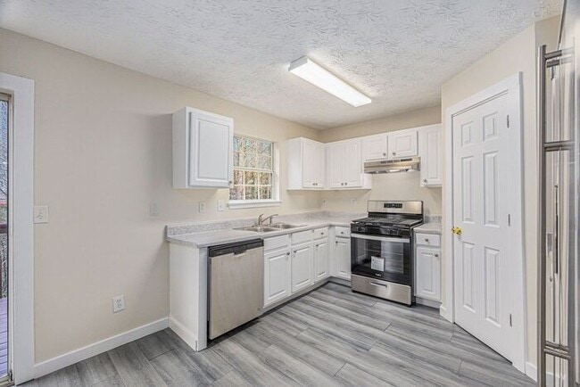 Building Photo - Fully Renovated 3BR/3BA Home with Bonus Room in Lawrenceville!