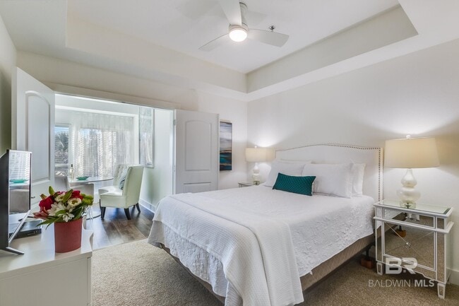 Building Photo - 20050 Oak Rd E