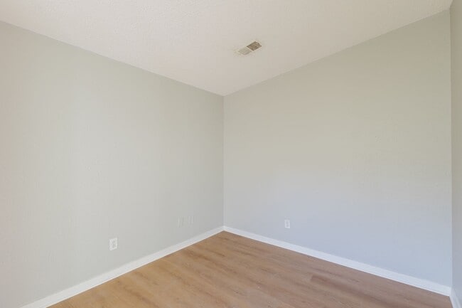 Building Photo - 932 S Dearborn Way