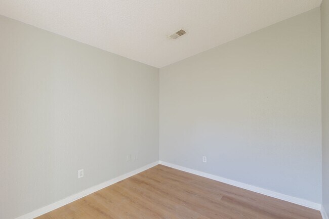 Building Photo - Penthouse level 1bed condo with private balcony