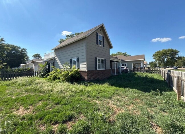 Building Photo - **Move in Ready** 3 bedroom close to downtown!