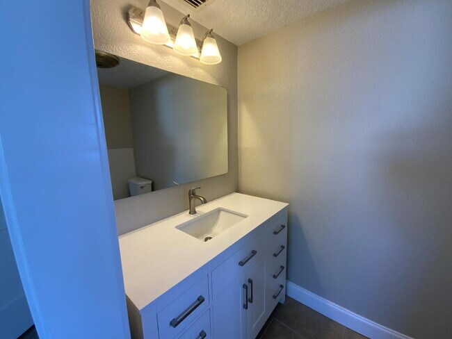 Building Photo - Beautiful 2 bed, 2 updated baths home in the sought-after boating community of Gulf Harbors.