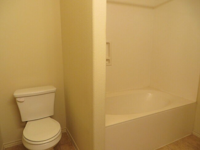 Building Photo - 3 Bedroom 2 Bathroom Sonterra West Home