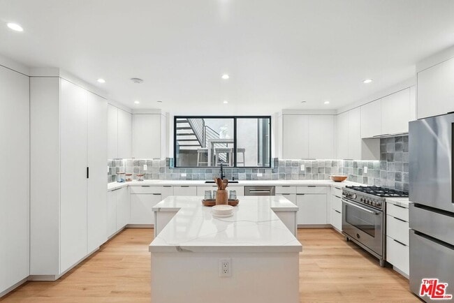 Building Photo - 913-913 1/2 N Beverly Glen Blvd