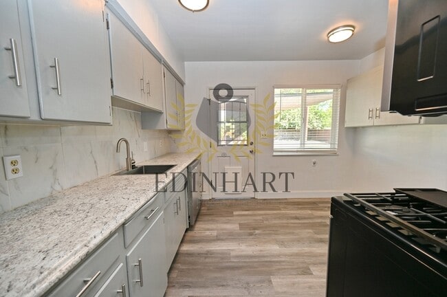 Building Photo - 5568 N Millbrook Ave