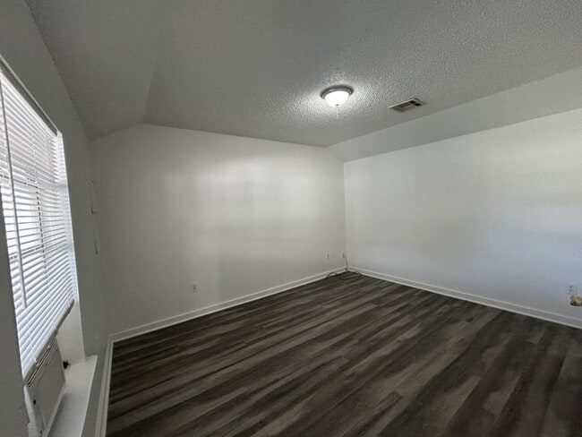 Building Photo - 1528 Avenue A