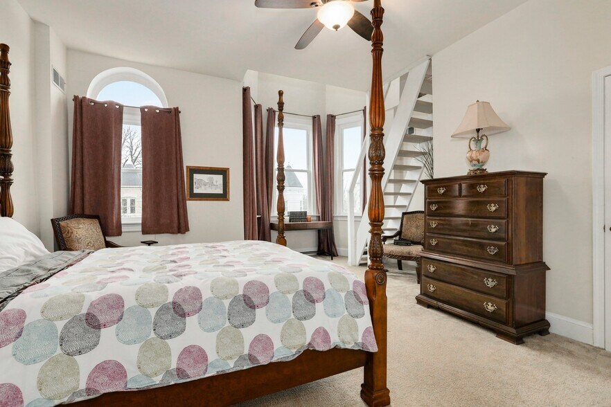 Building Photo - 704 12th St NE