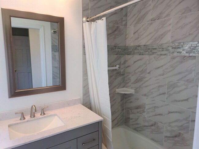 Building Photo - Cute Annual Single Family Home – Near Shamrock Park and South Venice Ferry and Boat launch!