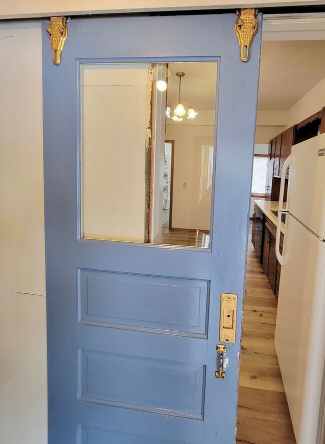 Building Photo - 322 1/2-316-312 W Columbia St