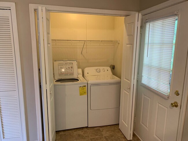 Building Photo - 3 bedroom, Spacious Townhouse: The Willows!