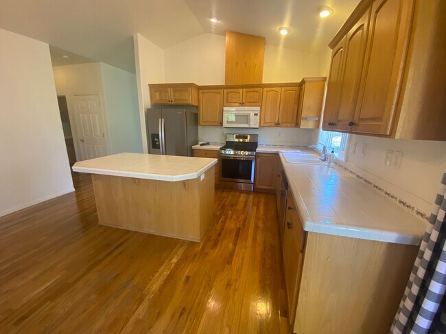 Building Photo - Single Level Charmer, SE Bend Established ...