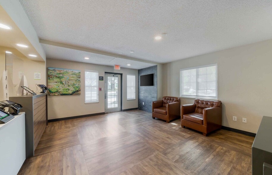 Building Photo - Furnished Studio-Miami - Airport - Doral