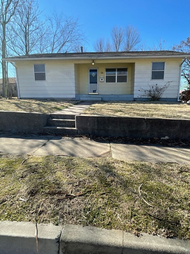 Building Photo - COMING SOON: Spacious 3BR/2BA Home In Webb City, MO with shed and bonus room!!