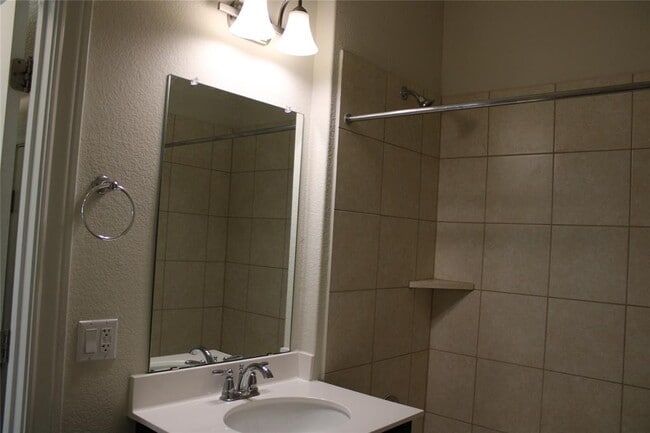 Building Photo - 13902 Ilex Dr