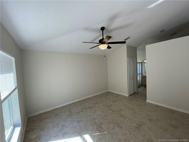 Building Photo - 456 SW Prado Ave