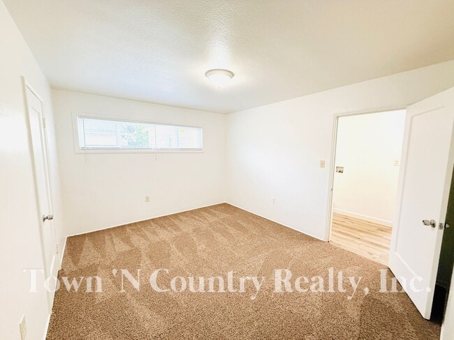 Building Photo - Beautifully Updated 3-Bedroom Home in Sout...