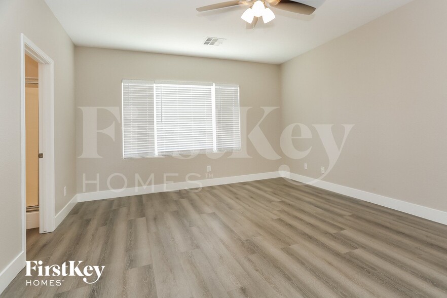 Building Photo - 6834 N Dovecote Ave