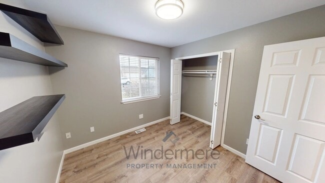 Building Photo - 739 S E Landen Dr